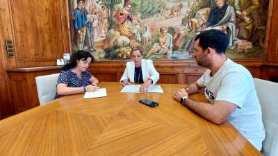 La alcaldesa de Valls reunida con Montse Montanyà y Nil Magrinyà. foto: dt