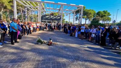 120 personas han recordado a la compañera asesinada hace seis meses. Foto: Àngel Juanpere