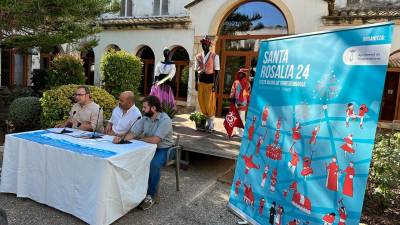 Los concejales Xavier Suárez y Daniel Pujol, junto al alcalde Vale Pino, han presentado la programación para las fiestas de Santa Rosalia. Foto: Ajuntament de Torredembarra.