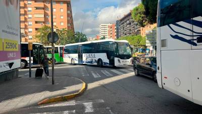 Los autobuses tienen dificultades para poder salir de la estación. Foto: C. Pomerol