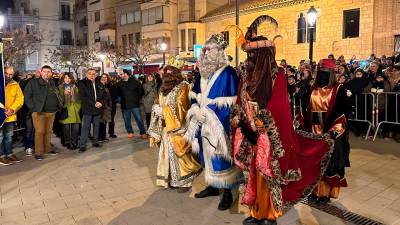 Los Reyes desfilando por las calles de Valls ayer por la noche. foto: ajuntament de valls