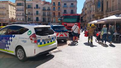 Los vehículos de emergencia en la plaza Mercadal. Foto: Montse Plana