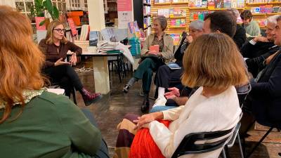 Natàlia Rodríguez charlando con los asistentes a la presentación de su libro. Foto: Carme Canut