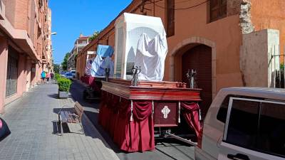 El año pasado, los pasos se mudaron de la calle Castellvell al polígono. Foto: Confraria dels Sants Just i Pastor