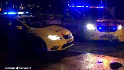 Dos coches policiales de los Mossos. FOTO: CEDIDA