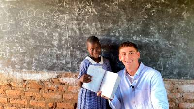El youtuber reusense Marc Jardí con una alumna de la escuela de Tororo (Uganda). Foto: Cedida