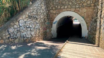 Para acceder a la zona de la estación hay un pequeño túnel peatonal. No es recomendable su uso. Ha habido agresiones y amanezas.