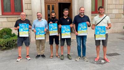 Ferran Cardiel, coordinador de Tretzesports; Daniel Recasens, regidor de Cultura; Edu Valls i Pep Llauradó, de Xiquets de Reus; Enrique Martín, regidor d’Esports, i Oriol Ciurana, de Xiquets de Reus. foto: cedida