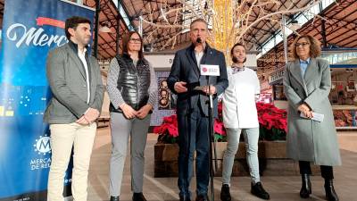 D’esquerra a dreta, Daniel Marcos, Mar Escoda, Josep Baiges, Ildefons Vidal i Maria Jesús Querol, aquest matí al Mercat Central presentant la campanya de Nadal. FOTO: Aj. de Reus