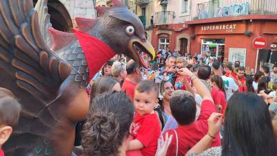 Los niños rodean a la Víbria. Foto: Norián Muñoz