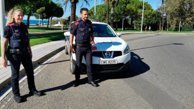 Los agentes realizaban un control en esta rotonda cuando fueron alertados. Foto: Àngel Juanpere