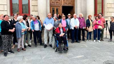 Una cincuentena de personas, entre usuarios y familiares de la ICASS, se han presentado este lunes 27 de mayo delante del Ayuntamiento de Reus. Foto: A. González