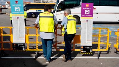 Imagen de dos informadores de Renfe en la estación de Sant Vicenç de Calders. Foto: Joan Revillas