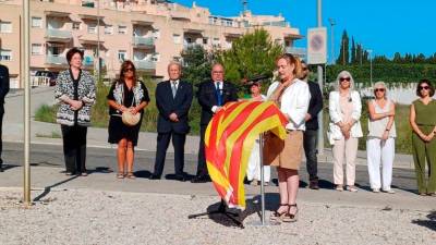 La concejal Pilar Romero (la segunda en la izquierda de la imagen) en el acto de la Diada de hace unas semanas. FOTO: Ajuntament de creixell