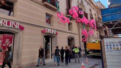 La propuesta para la fachada del Palau Bofarull emplea flotadores y churros de piscina. Foto: DT