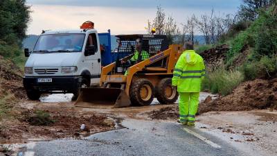 Los operarios en el acceso a Picamoixons. Foto: DT