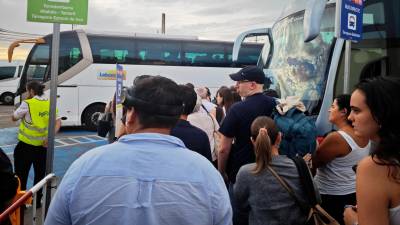 Imagen de varios autobuses en la estación de Sant Vicenç de Calders. Foto: Núria Riu