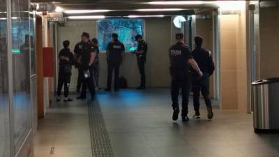 Los agentes, registrando a varias personas en la estación de tren, esta tarde de lunes. Foto: Àngel Juanpere