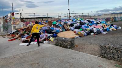 Los vecinos llevan la basura a las áreas de emergencia. FOTO: JMB