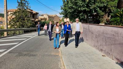 La presidenta de la Diputació (al centre), durant la visita que es va fer de les millores viàries a Vila-rodona. FOTO: cedida