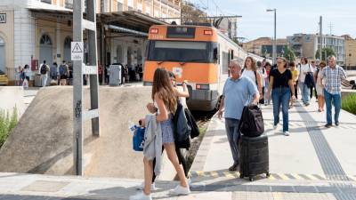 Pasajeros regresan a Tortosa. Foto: Joan Revillas