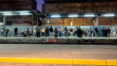 Gente esperando la llegada de trenes en Calafell. Foto: JMB