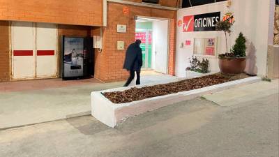 El presidente del Nàstic, Josep Maria Andreu, accede a las oficinas del Nàstic para acudir a la reunión del Consejo de Administración. FOTO: JAL