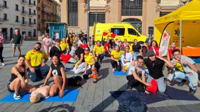 Foto de familia de los participantes en el ‘flashmob’ que se ha realizado en Tarragona. Foto: Norián Muñoz