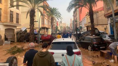 Una calle de Catarroja en la mañana del 30 de octubre con los destrozos provocados por la DANA. Foto: Carles Miguel Romeu