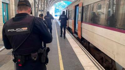 Los agentes de la Policía Nacional, en la estación de Portbou (Girona). Foto: El Caso