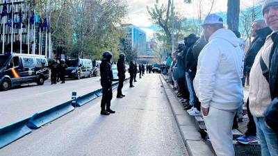 Un amplio dispositivo policial recibió los pescadores llegados desde todos los puntos del país. foto: Carla pomerol