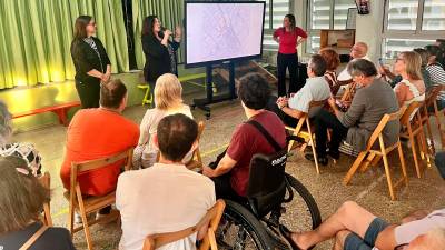 Berasategui al micrófono, ayer en la charla sobre la transformación del sur en la Escola M. Fortuny. F.: A. G.