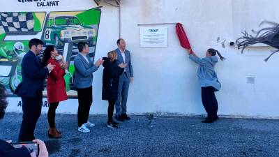 Instante en el que se estrena la placa conmemorativa en el circuit de Calafat. Foto: Iván Jérez