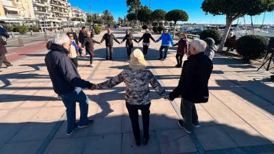 Sardanes en el passeig Miramar de Cambrils. Foto: Alfredo González