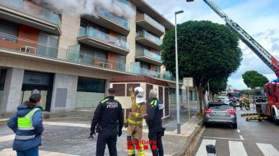 Imagen de los servicios de emergencia frente al edificio incendiado. Foto: Bombers