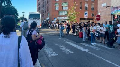 Pasajeros de la estación de Tarragona esperando poder coger un autobús. Foto: Jaume Aparicio