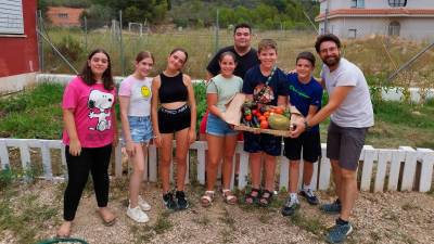 Joves participants amb les primeres collites de l’hort. Foto: Cooperativa Terram