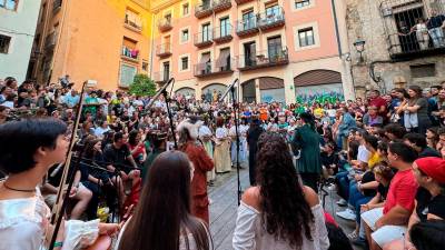 La plaza Dames i Vells, se ha llenado para ver las primeras representaciones de este ‘ball parlat’. Foto: J. Medina