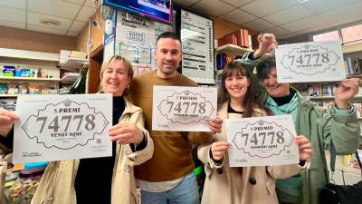 La librería que ha repartido el quinto premio en Reus, con su propietaria, Gloria Marín, a la izquierda de la imagen. Foto: Alfredo González