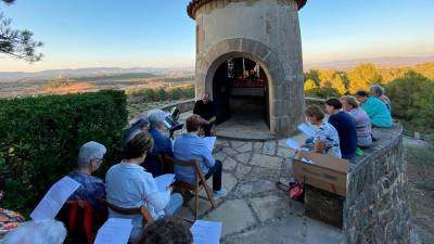 Diverses persones assisteixen als vespres a l’oratori de l’Espluga de Francolí. FOTO: cedida