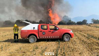 El incendio quema masa forestal y ha provocado focos secundarios en campos cercanos. Foto: Bombers