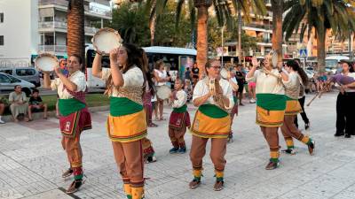 El paseo Jaume I se llenó de personas que disfrutaron del Seguici de Convidats. Foto: L.F.