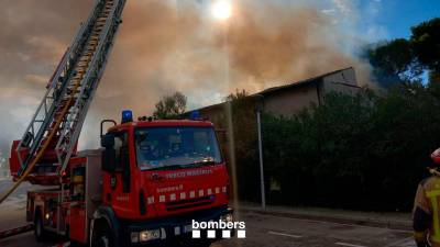 Un camión de Bombers trabajando en el incendio. Foto: Bombers de la Generalitat
