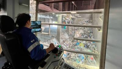 El operario maneja un pulpo para mover el resto en la fosa para que quede más homogéneo. Foto: Mancomunitat per a la Gestió Integral de Residus Urbans