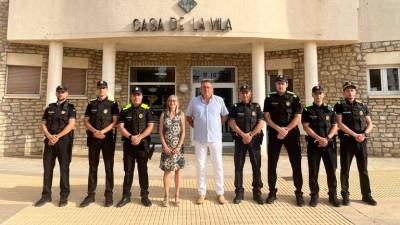 L’alcaldessa, el regidor de Seguretat Ciutadana, el cap de la Policia Local i el caporal, amb els cinc agents de reforç d’estiu. Foto: AJ. Vandellòs i l’Hospitalet de l’Infant