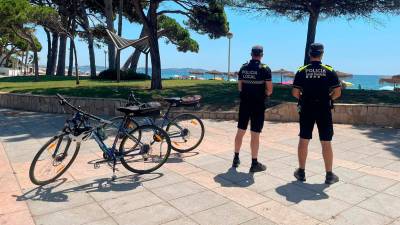 La patrulla ‘bike’, que vigila el litoral con bicicleta, interceptó a la mujer en el paseo. Foto: Policia Local Cambrils