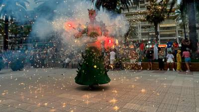 Los elementos festivos de Salou han acompañado a la Flama del Canigó. Foto: L. Fernández