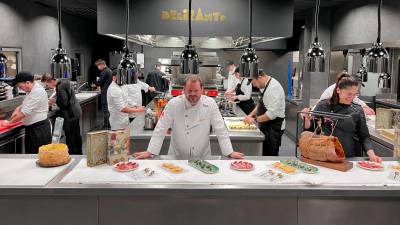 El chef Pep Moreno, junto al equipo de Deliranto. Foto: Cedida