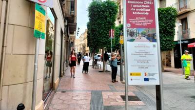 El arrabal de Santa Anna y, en primer término, un cartel informativo de la zona de bajas emisiones. foto: DT