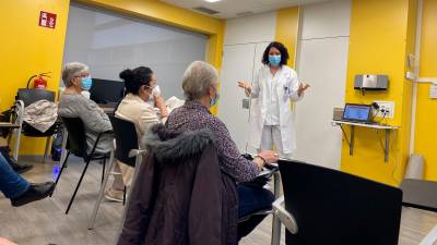 La dietista y nutricionista Rosa Baró Vilà, impartiendo la charla que tuvo lugar el pasado lunes en la sala de educación sanitaria del CAP Muralles de Tarragona foto: JÚLIA CAMPRUBÍ DÍEZ